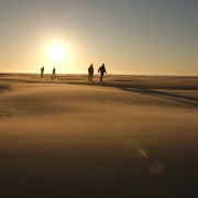 Strandwandeling bij zonsondergang